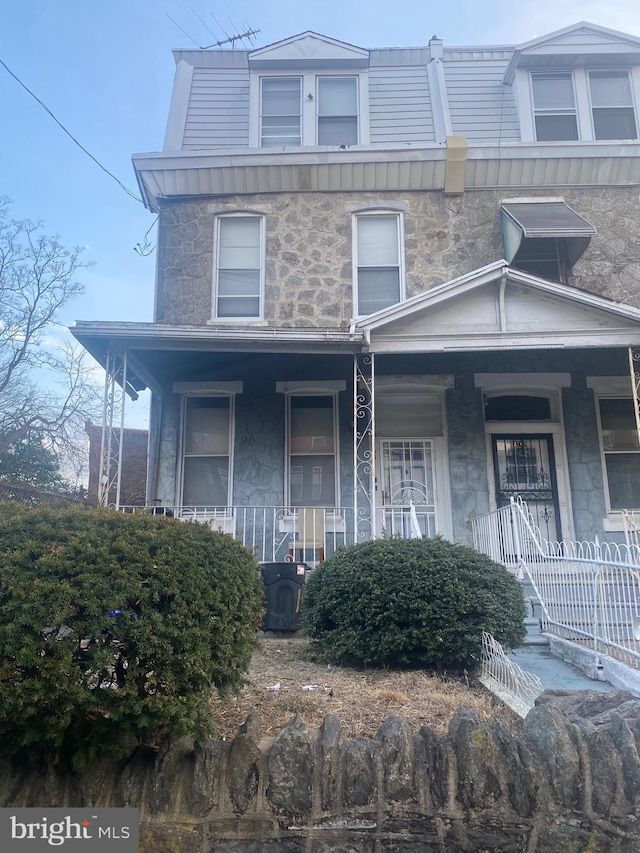 view of front of property featuring covered porch