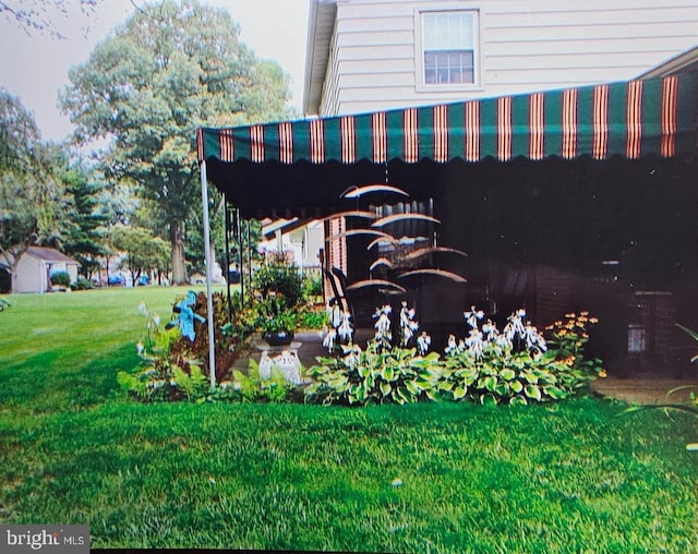 community / neighborhood sign featuring a yard