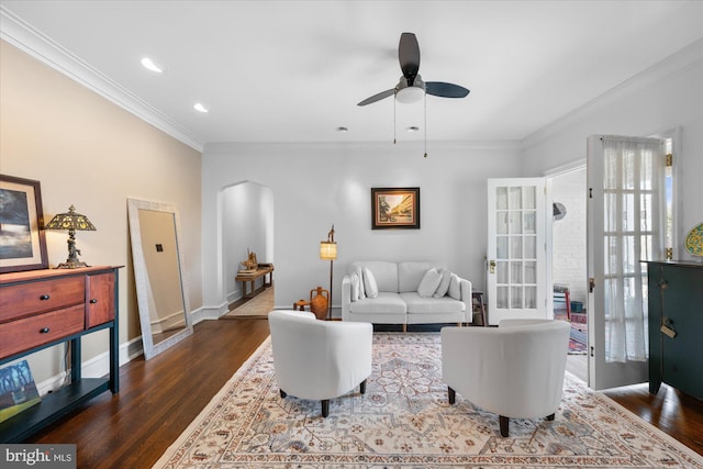 living room featuring dark wood-style flooring, crown molding, recessed lighting, ceiling fan, and baseboards