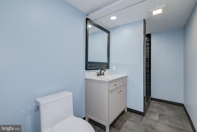 bathroom featuring vanity, visible vents, baseboards, recessed lighting, and toilet