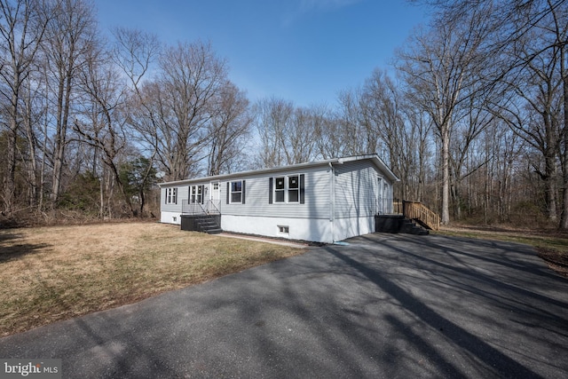 manufactured / mobile home featuring a front lawn and driveway