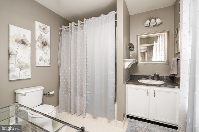 full bath featuring baseboards, toilet, tile patterned flooring, shower / bathtub combination with curtain, and vanity