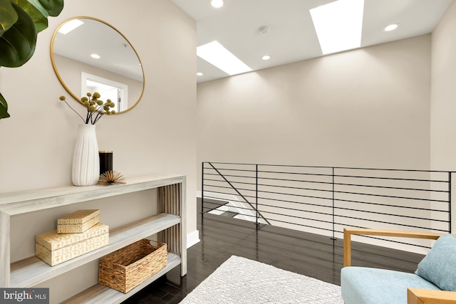 living area featuring dark wood-style floors, a skylight, and recessed lighting