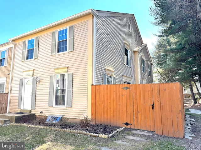 view of front facade featuring fence