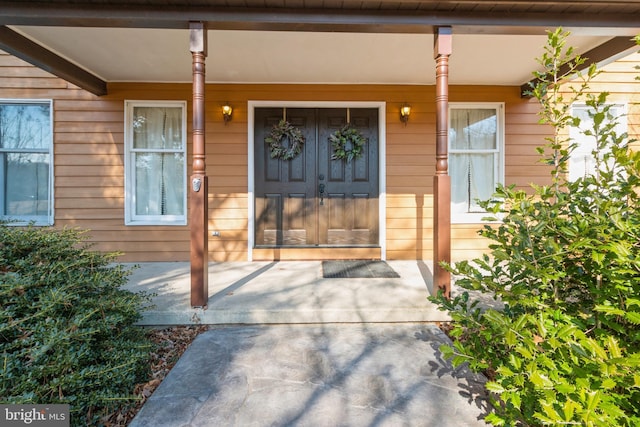 entrance to property featuring covered porch