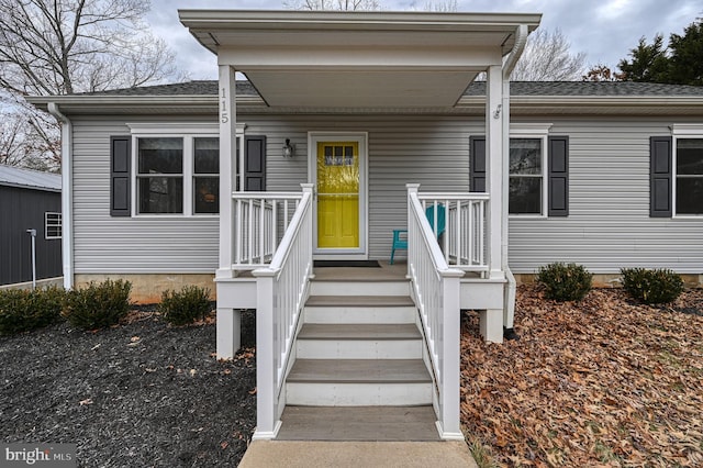 entrance to property featuring a porch