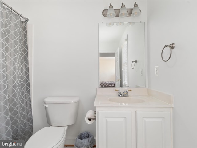 full bath featuring a shower with curtain, vanity, and toilet