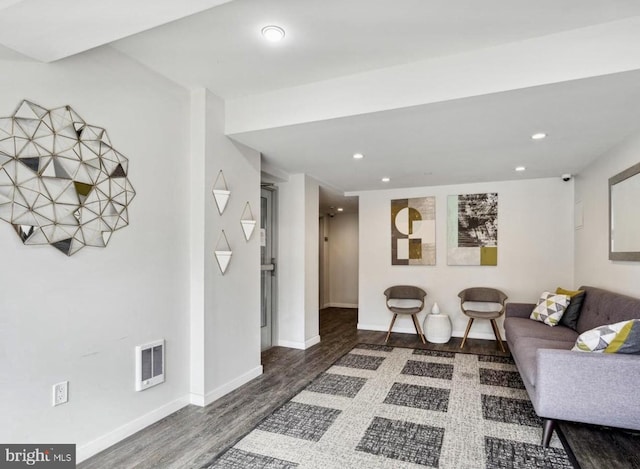 living room featuring baseboards, visible vents, wood finished floors, and recessed lighting