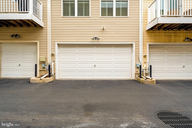 913 4th St SE, Washington, DC 20003 - garage featuring driveway