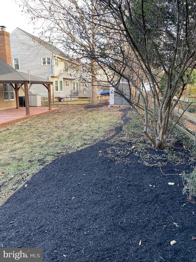 view of yard featuring a patio area