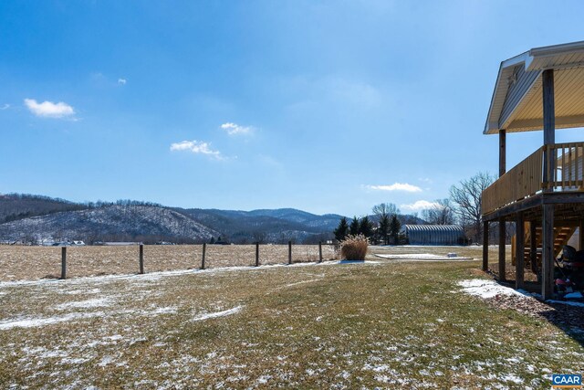 view of yard featuring a mountain view