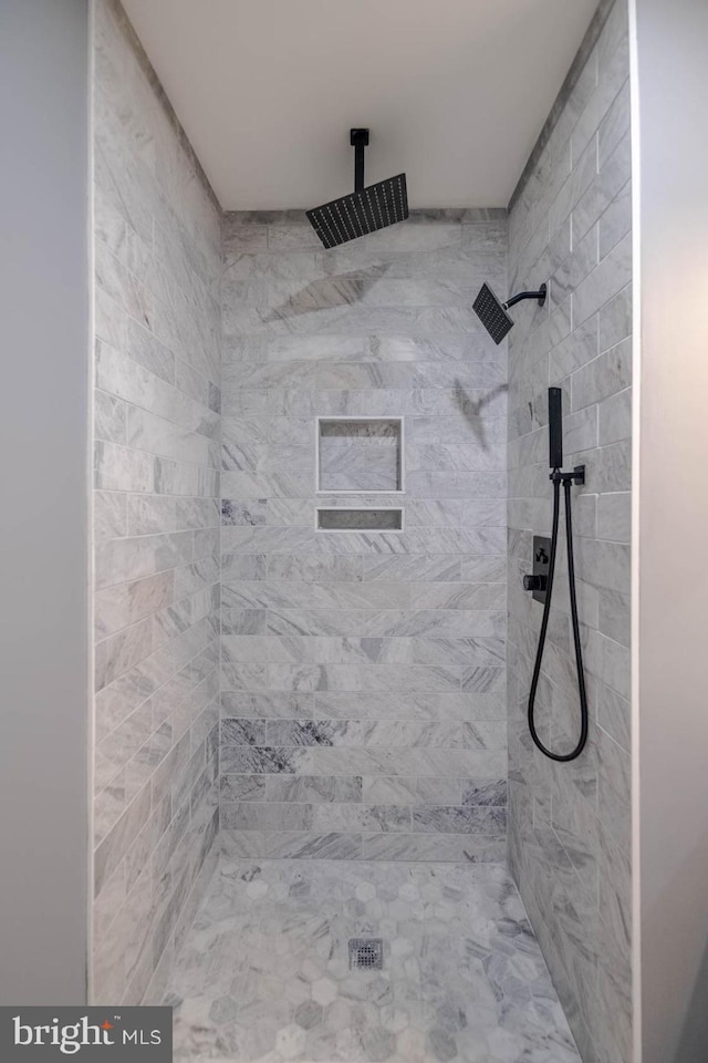 bathroom featuring tiled shower