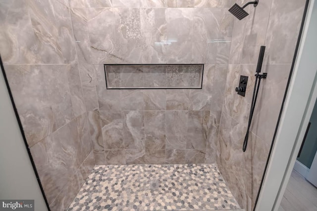 bathroom featuring a tile shower