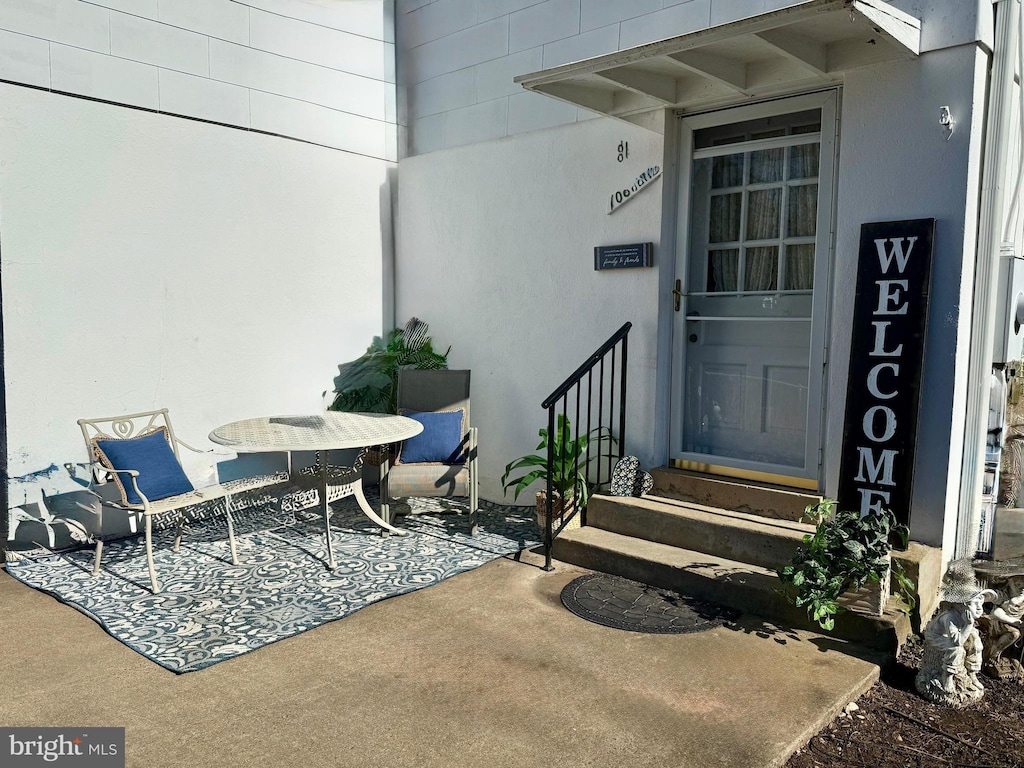 view of exterior entry featuring stucco siding