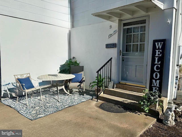 view of exterior entry featuring stucco siding