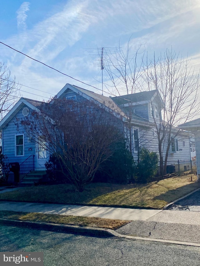 view of front of property with a front lawn