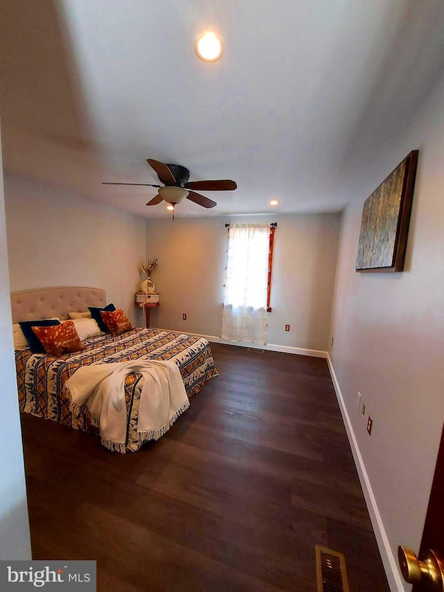 bedroom with dark wood-style flooring, recessed lighting, visible vents, ceiling fan, and baseboards