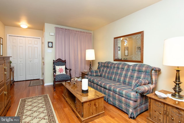 living area featuring light wood-type flooring and baseboards