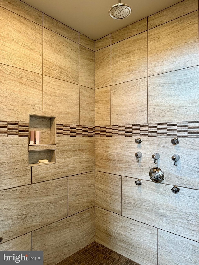 bathroom featuring tiled shower