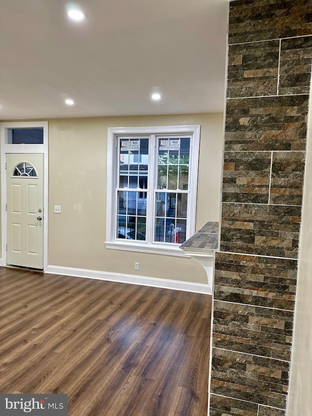 foyer with dark wood-style floors, baseboards, and recessed lighting