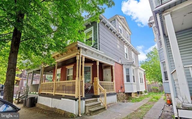 view of front facade with covered porch and fence