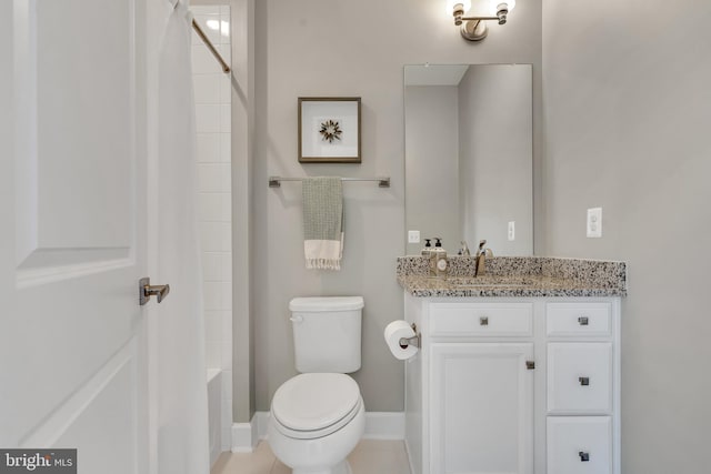 full bathroom with baseboards, a shower with shower curtain, vanity, and toilet