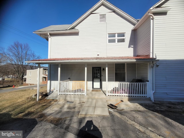 view of front of house featuring a porch