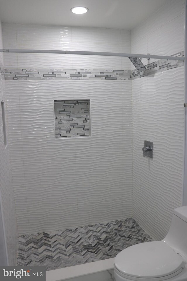 210 Potomac Ridge Dr, Fort Washington, MD 20744 - full bath with tiled shower and toilet