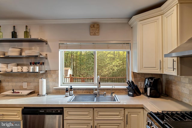 kitchen featuring stainless steel appliances, a sink, light countertops, and crown molding