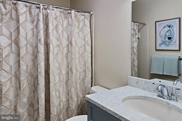 full bath with a shower with shower curtain, vanity, and toilet