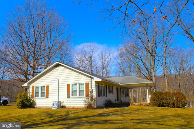 view of front of home featuring a front yard