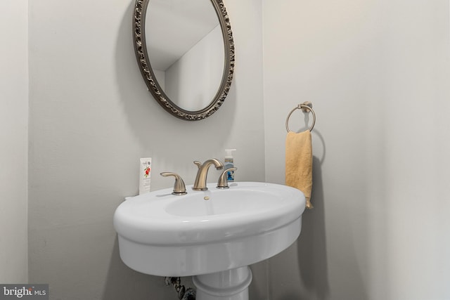 bathroom featuring a sink