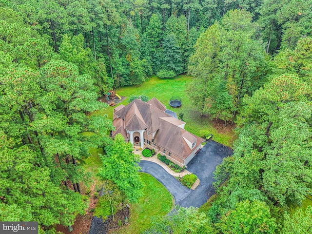 birds eye view of property featuring a wooded view