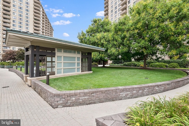 view of property's community featuring a lawn