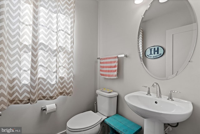 bathroom featuring a sink and toilet