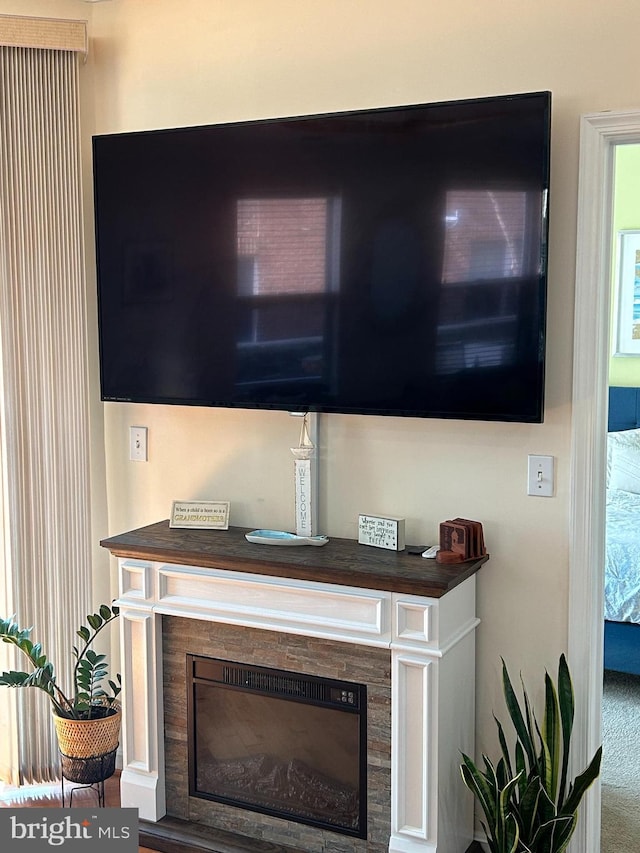 details featuring a glass covered fireplace