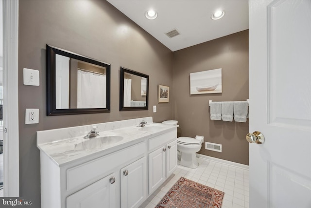 bathroom featuring double vanity, baseboards, visible vents, a sink, and recessed lighting