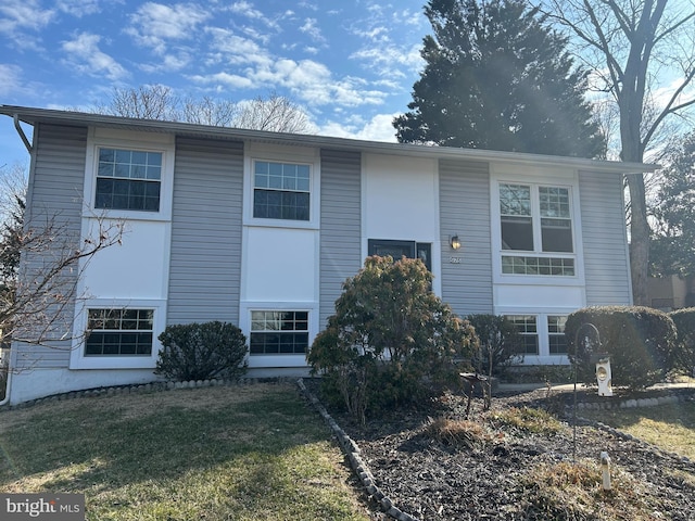 bi-level home featuring a front lawn