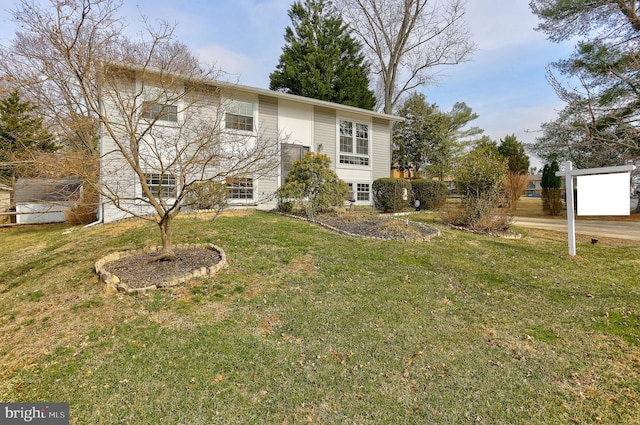 view of front of property featuring a front yard