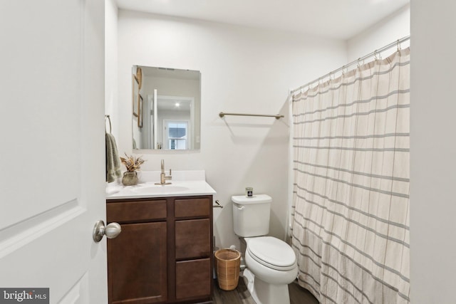 bathroom with toilet, a shower with curtain, and vanity