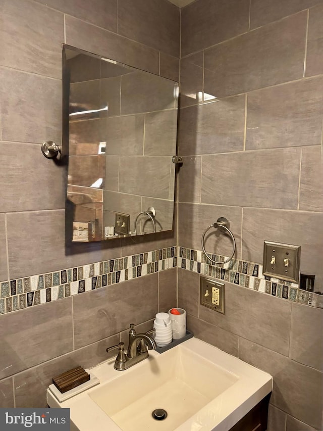 bathroom featuring vanity and decorative backsplash