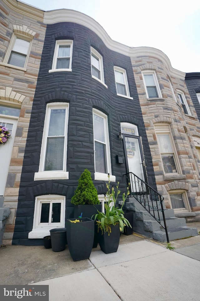 multi unit property featuring stone siding