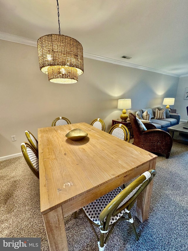 dining area featuring ornamental molding, carpet flooring, visible vents, and baseboards