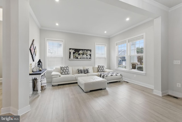 living area featuring crown molding, baseboards, wood finished floors, and recessed lighting