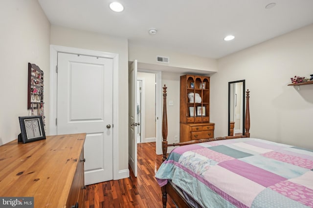 bedroom featuring dark wood-style floors, baseboards, visible vents, and recessed lighting