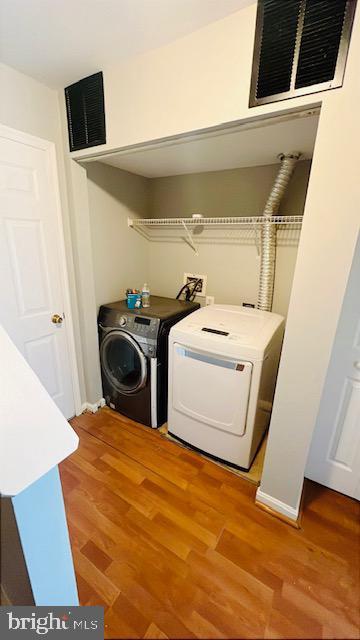 laundry room featuring laundry area, visible vents, light wood-style floors, and independent washer and dryer