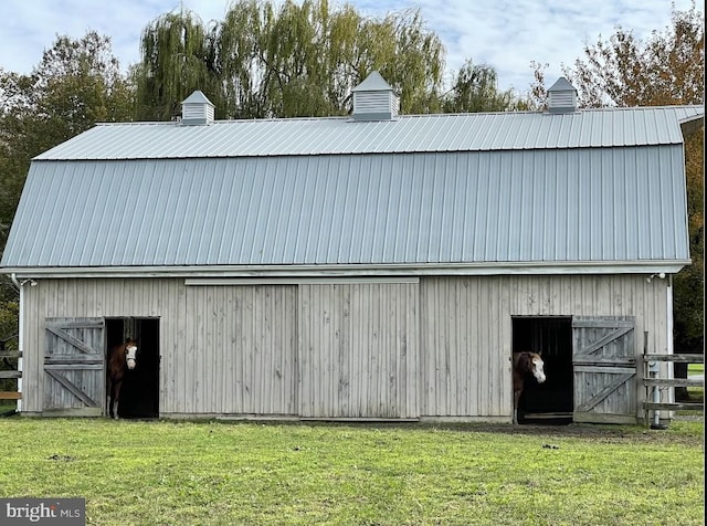 view of barn featuring a lawn