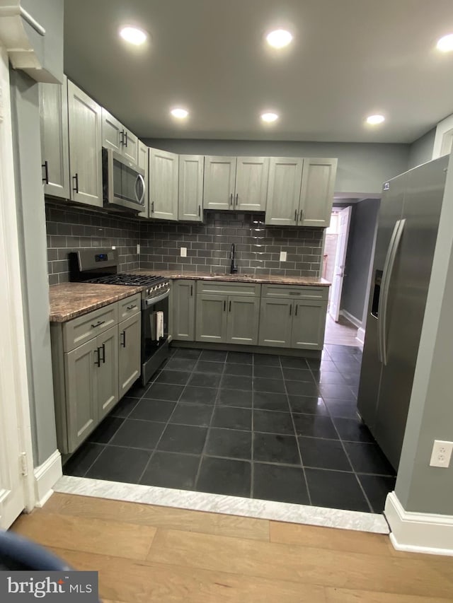 kitchen with stainless steel appliances, recessed lighting, a sink, and tasteful backsplash