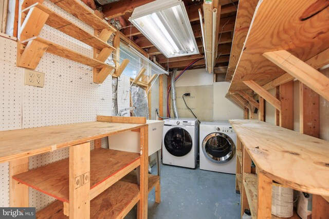 laundry room with washer and clothes dryer and a workshop area