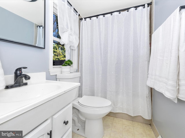 full bath featuring vanity, curtained shower, and toilet